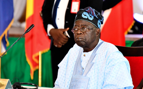 Der nigerianische Präsident Bola Tinubu nimmt an der Ecowas-Sitzung in Abuja teil. - Foto: Gbemiga Olamikan/AP/dpa