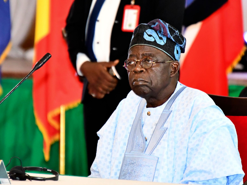 Der nigerianische Präsident Bola Tinubu nimmt an der Ecowas-Sitzung in Abuja teil. - Foto: Gbemiga Olamikan/AP/dpa