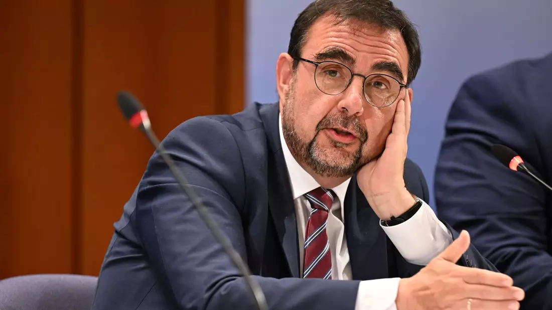 Bayerns Gesundheitsminister Klaus Holetschek setzt sich für einen Lohnersatz für pflegende Angehörige ein. - Bild: Felix Kästle/dpa