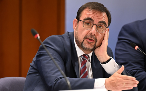 Bayerns Gesundheitsminister Klaus Holetschek setzt sich für einen Lohnersatz für pflegende Angehörige ein. - Foto: Felix Kästle/dpa