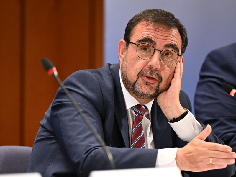 Bayerns Gesundheitsminister Klaus Holetschek setzt sich für einen Lohnersatz für pflegende Angehörige ein. - Foto: Felix Kästle/dpa