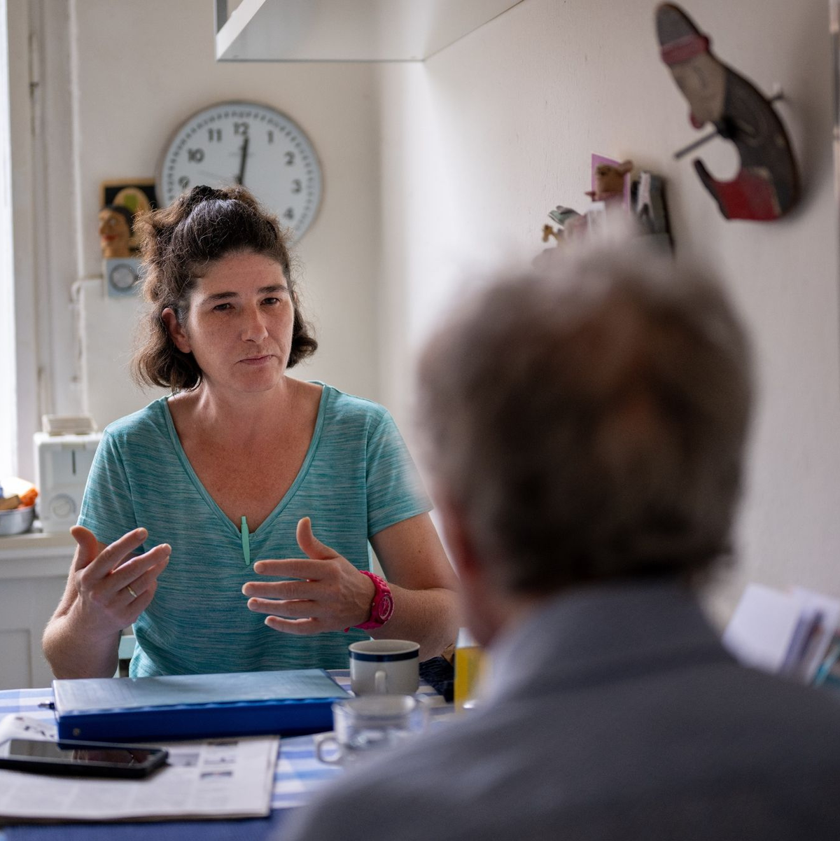 Pflegerin Ramona Rössner hört ihrer Patientin, der 97-jährigen pflegebedürftigen Seniorin Brigitte Richter, beim Hausbesuch zu. - Foto: Monika Skolimowska/dpa