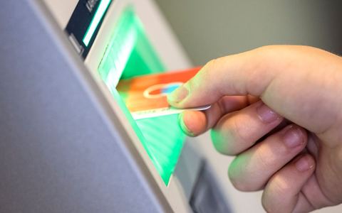 Der BGH hatte am 27. April 2021 entschieden, dass Kreditinstitute bei Änderungen von Allgemeinen Geschäftsbedingungen die Zustimmung ihrer Kundinnen und Kunden einholen müssen. - Foto: Thomas Banneyer/dpa