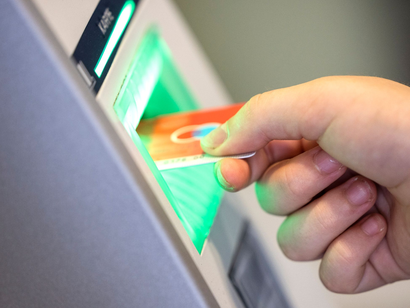 Der BGH hatte am 27. April 2021 entschieden, dass Kreditinstitute bei Änderungen von Allgemeinen Geschäftsbedingungen die Zustimmung ihrer Kundinnen und Kunden einholen müssen. - Foto: Thomas Banneyer/dpa