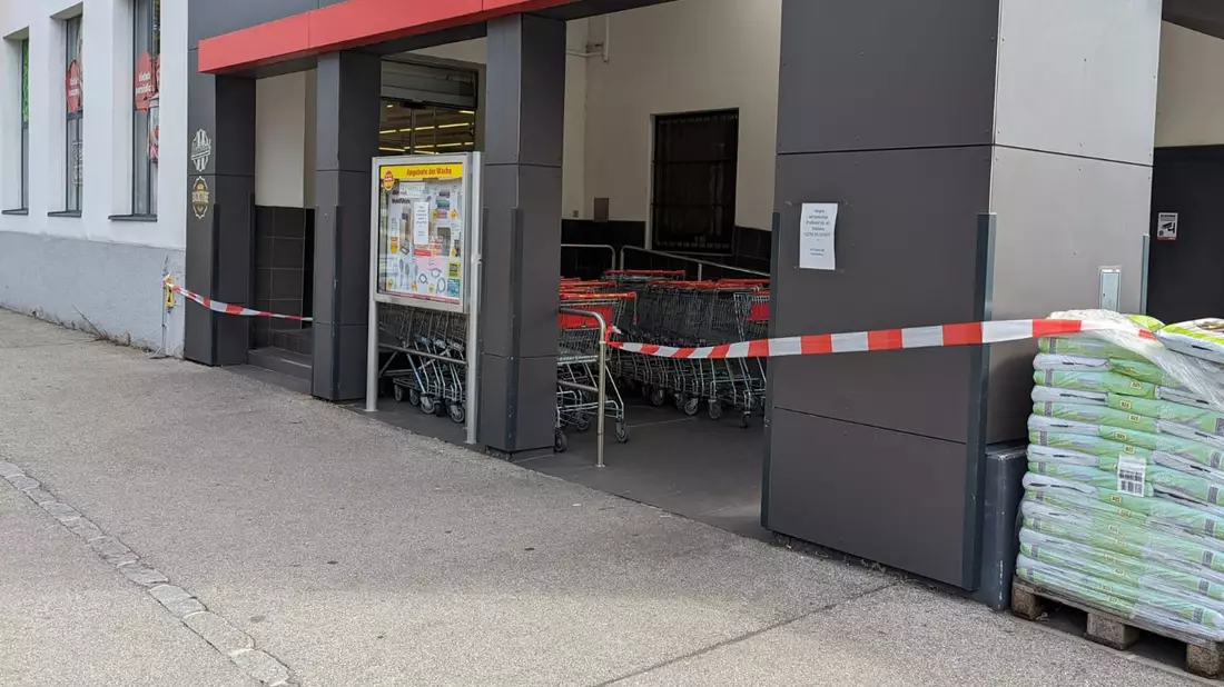Nach einer Spinnensichtung ist der Supermarkt in Krems an der Donau tagelang geschlossen. - Bild: Unbekannt/FEUERWEHR KREMS/APA/dpa