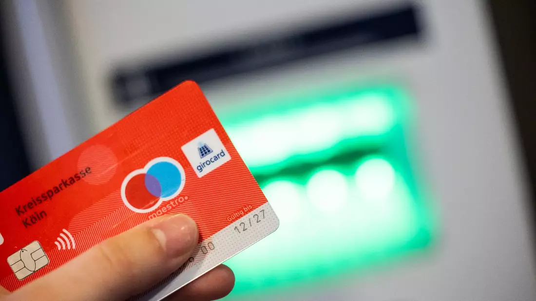 Einen Monat nach dem Ausgabestopp für neue Maestro-Karten wurden bereits rund 2,8 Millionen Karten mit einer alternativen Zahlfunktion ausgegeben. - Bild: Thomas Banneyer/dpa
