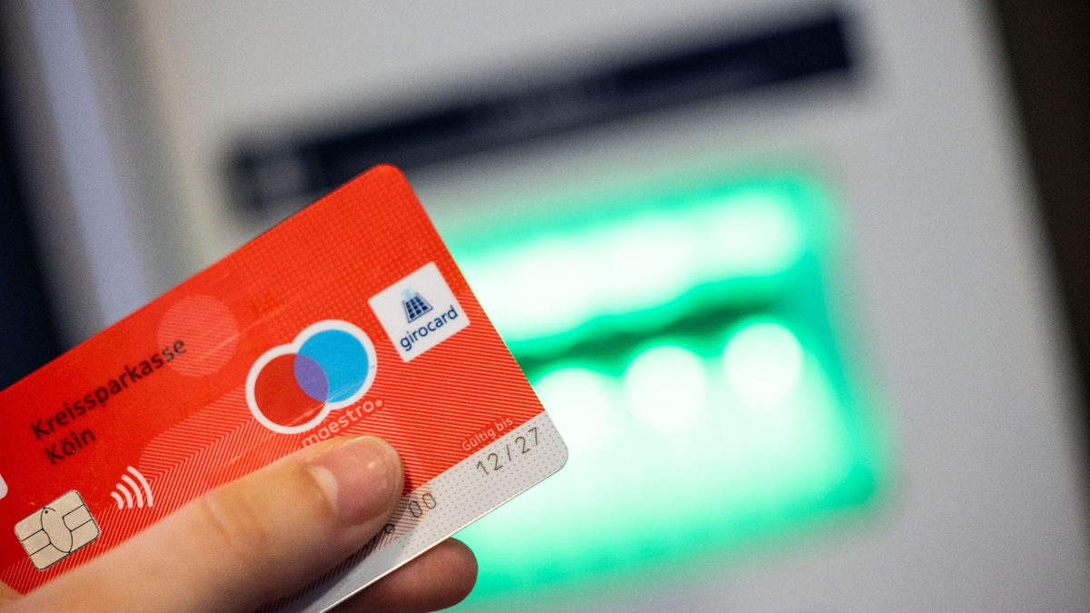 Einen Monat nach dem Ausgabestopp für neue Maestro-Karten wurden bereits rund 2,8 Millionen Karten mit einer alternativen Zahlfunktion ausgegeben. - Foto: Thomas Banneyer/dpa