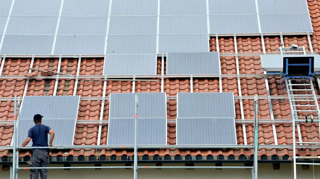 Solaranlagen auf dem Hausdach werden auch zur Miete angeboten. Dabei können die Kosten aber höher ausfallen. - Bild: Rolf Haid/dpa