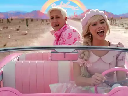 Ryan Gosling und Margot Robbie in «Barbie». - Foto: -/Courtesy of Warner Bros. Pictures/dpa