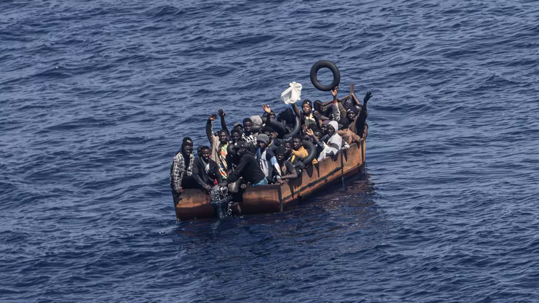 Migranten sind auf dem Weg von der Nordküste Afrikas zur italienischen Insel Lampedusa (Archivbild). Grünen-Innenpolitiker Pahlke plädiert für den Einsatz der Bundespolizei zur Seenotrettung im Mittelmeer. - Bild: Oliver Weiken/dpa