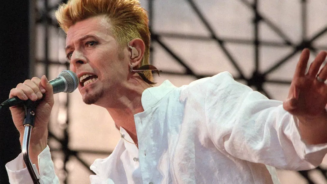 Der britische Musiker David Bowie auf der Bühne (1997). - Bild: Markus Beck/dpa