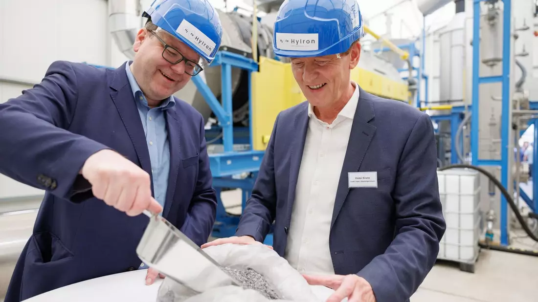 Niedersachens Umweltminister Christian Meyer (l) und Lingens Bürgermeister Dieter Krone bei der Inbetriebnahme der Wasserstoff-Direktreduktionsanlage. - Bild: Friso Gentsch/dpa