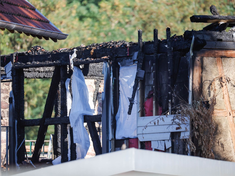 Nach dem Brand in einer Ferienunterkunft mit mehreren Toten im Elsass ermitteln die Behörden weiter. - Foto: Philipp von Ditfurth/dpa