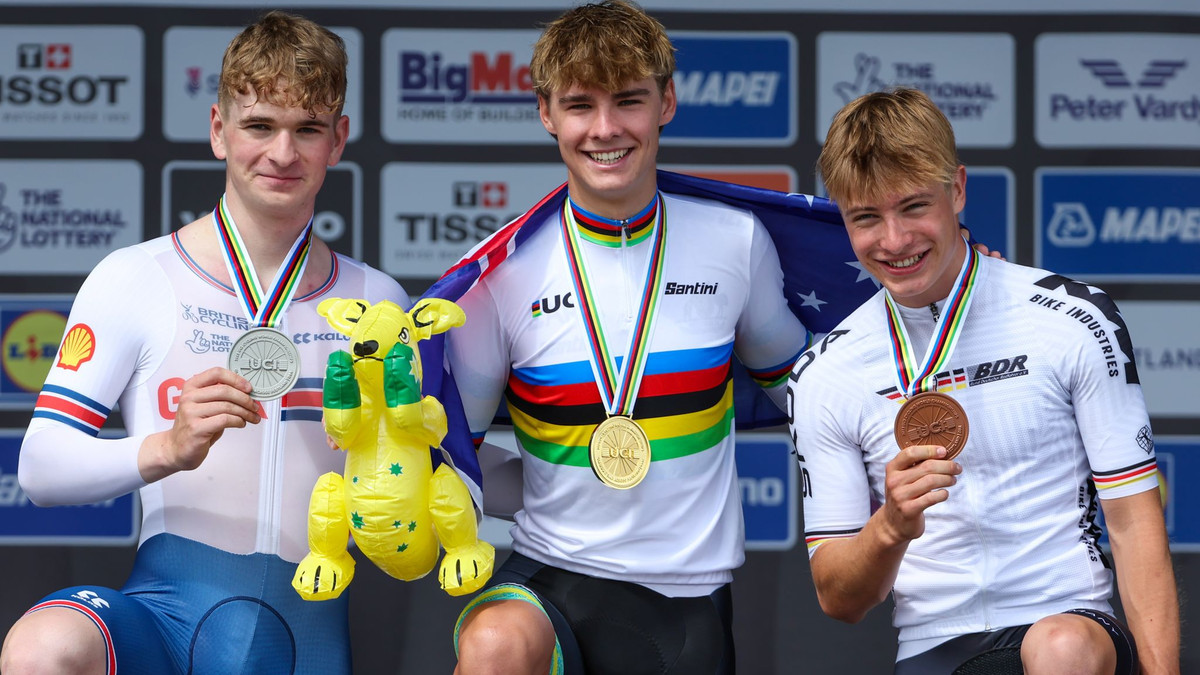 Ben Wiggins (l-r), Zweiter aus Großbritannien, Oscar Chamberlain, Erster aus Australien, und Louis Leidert, Dritter aus Deutschland, präsentieren ihre Medaillen. - Foto: David Pintens/Belga/dpa