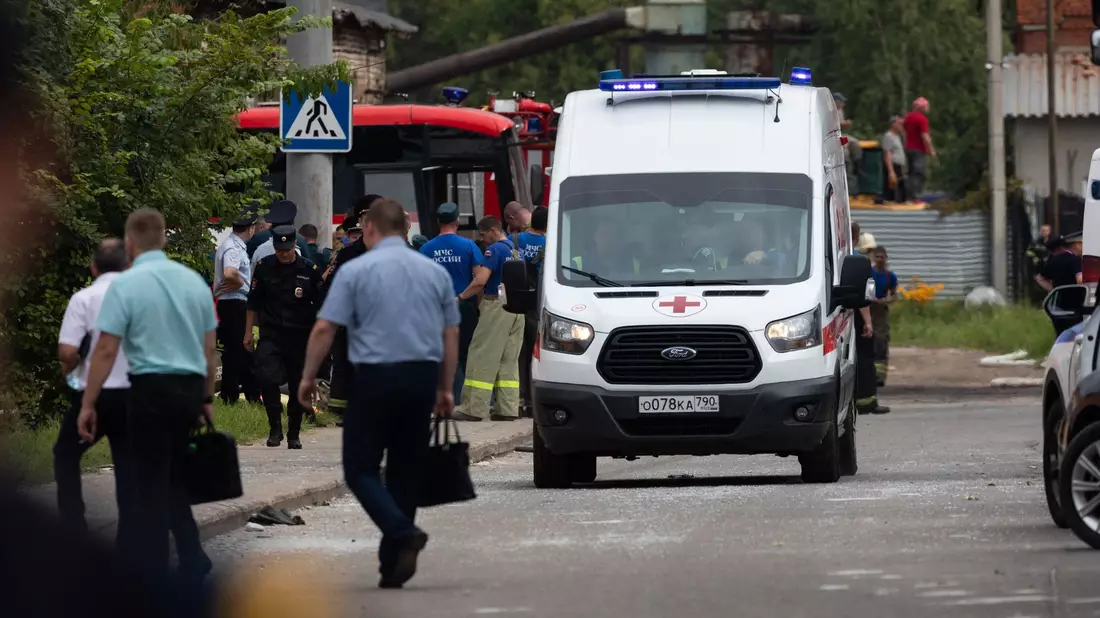 Ein Krankenwagen verlässt den Ort der Explosion  am Sagorsker Optisch-Mechanischen Werk. - Bild: Bai Xueqi/XinHua/dpa
