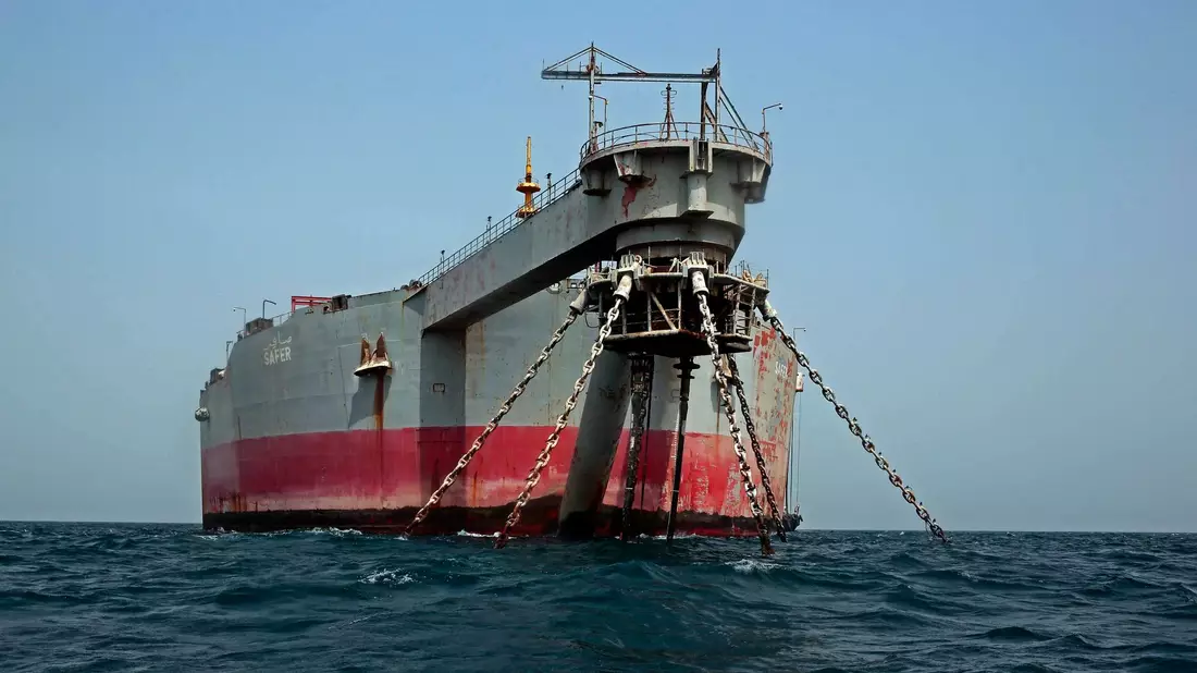 Blick auf den maroden Öltanker «FSO Safer» im Roten Meer vor der Küste Jemens. - Bild: Stringer/dpa