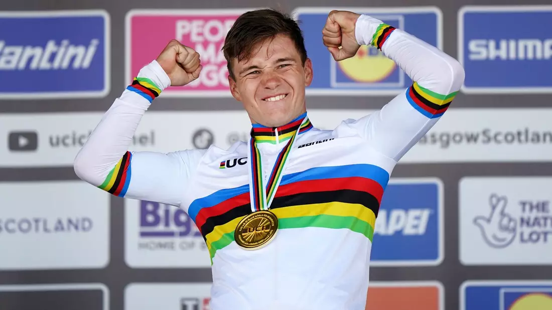 Der Belgier Remco Evenepoel jubelt nach seinem Sieg auf dem Podium. - Bild: Tim Goode/PA Wire/dpa