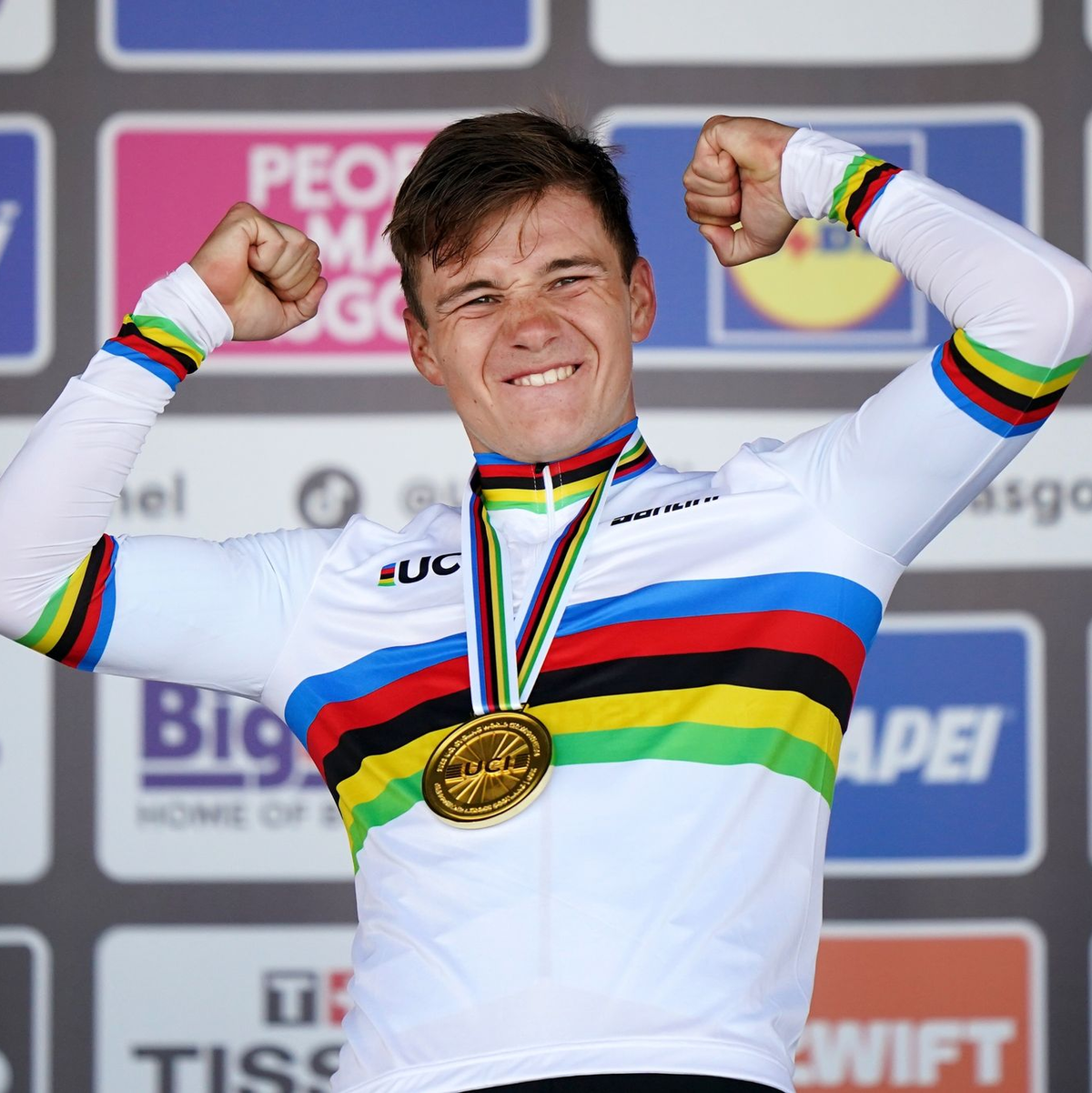 Der Belgier Remco Evenepoel jubelt nach seinem Sieg auf dem Podium. - Foto: Tim Goode/PA Wire/dpa
