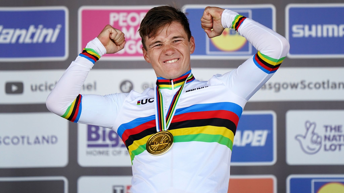Der Belgier Remco Evenepoel jubelt nach seinem Sieg auf dem Podium. - Foto: Tim Goode/PA Wire/dpa