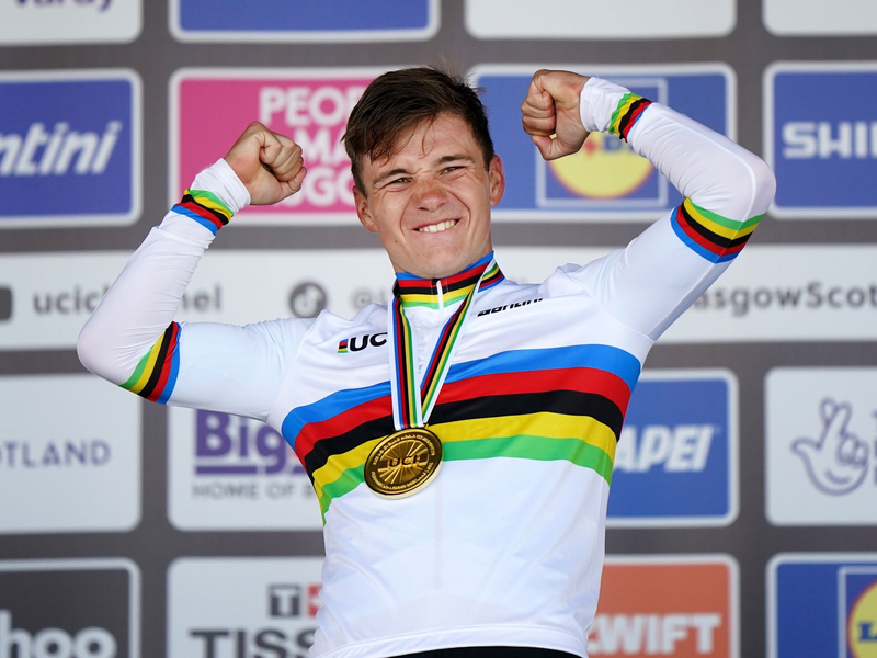 Der Belgier Remco Evenepoel jubelt nach seinem Sieg auf dem Podium. - Foto: Tim Goode/PA Wire/dpa