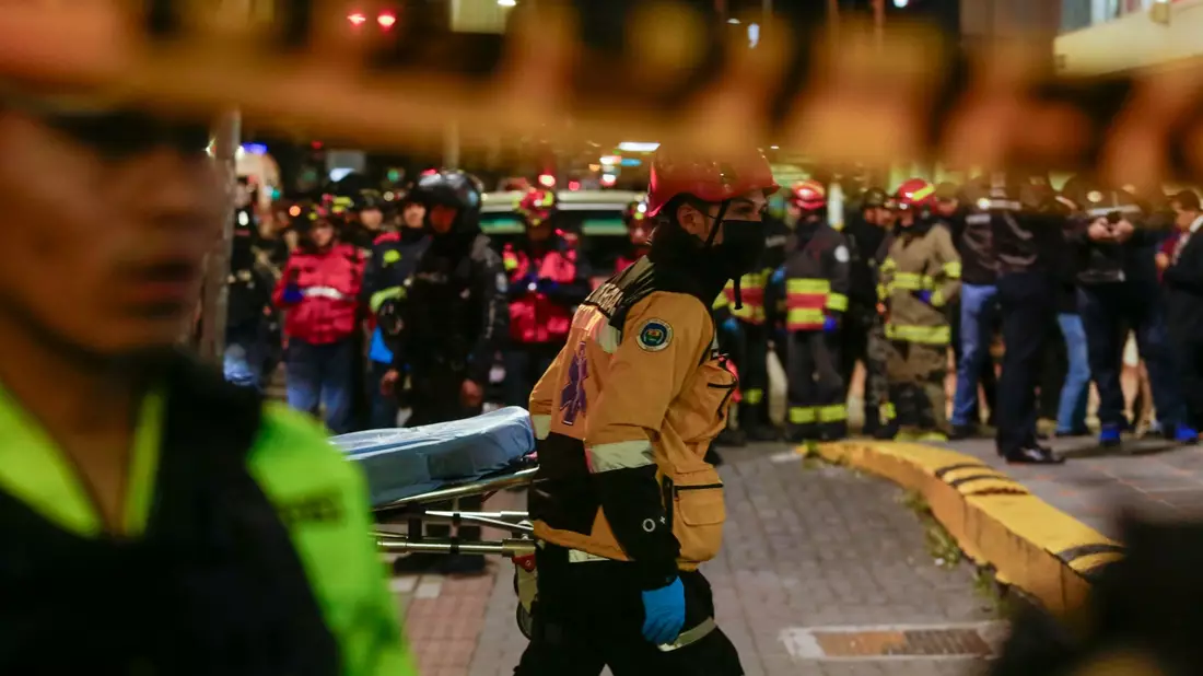 Einsatzkräfte vor dem Krankenhaus, in das nach dem Anschlag mehrere Verletzte eingeliefert wurden. - Bild: Juan Diego Montenegro/AP/dpa