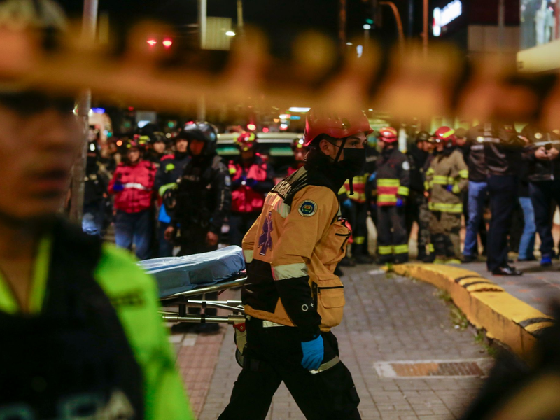 Einsatzkräfte vor dem Krankenhaus, in das nach dem Anschlag mehrere Verletzte eingeliefert wurden. - Foto: Juan Diego Montenegro/AP/dpa