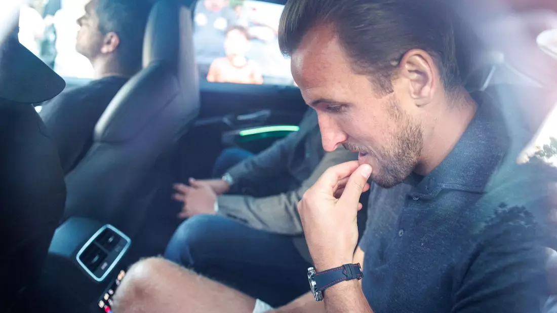 Harry Kane trifft zum Medizincheck in München ein. - Bild: Matthias Balk/dpa