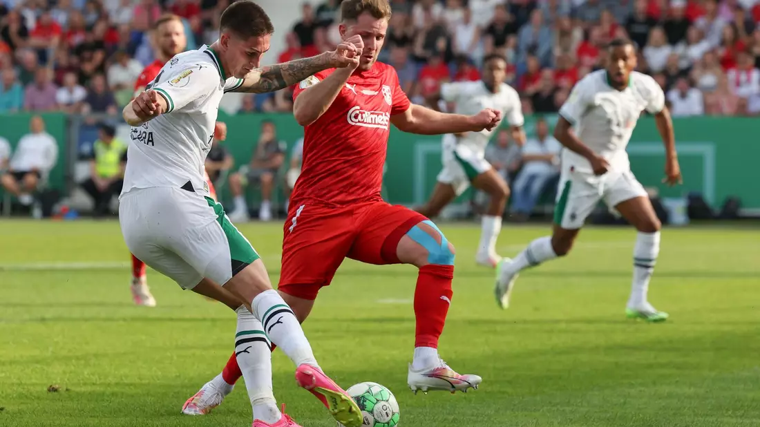 Dank einer souveränen Vorstellung hat Gladbachs Tomas Cvancara (l) mit seiner Mannschaft die zweite Runde erreicht. - Bild: Friso Gentsch/dpa