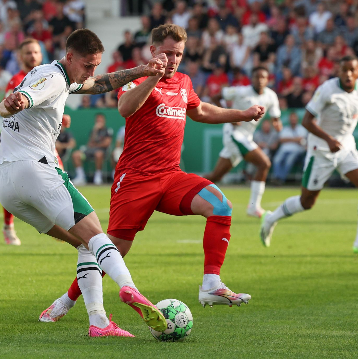 Dank einer souveränen Vorstellung hat Gladbachs Tomas Cvancara (l) mit seiner Mannschaft die zweite Runde erreicht. - Foto: Friso Gentsch/dpa