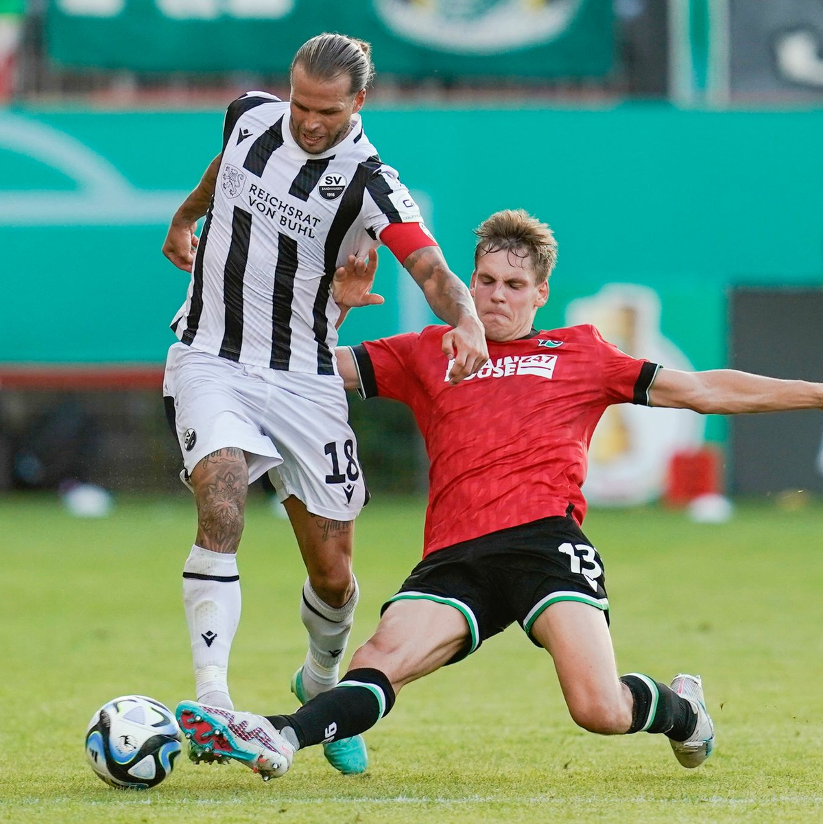 Nach einem torreichen Spiel bezwang das Sandhausen-Team um Dennis Diekmeier (l) Hannover im Elfmeterschießen. - Foto: Uwe Anspach/dpa