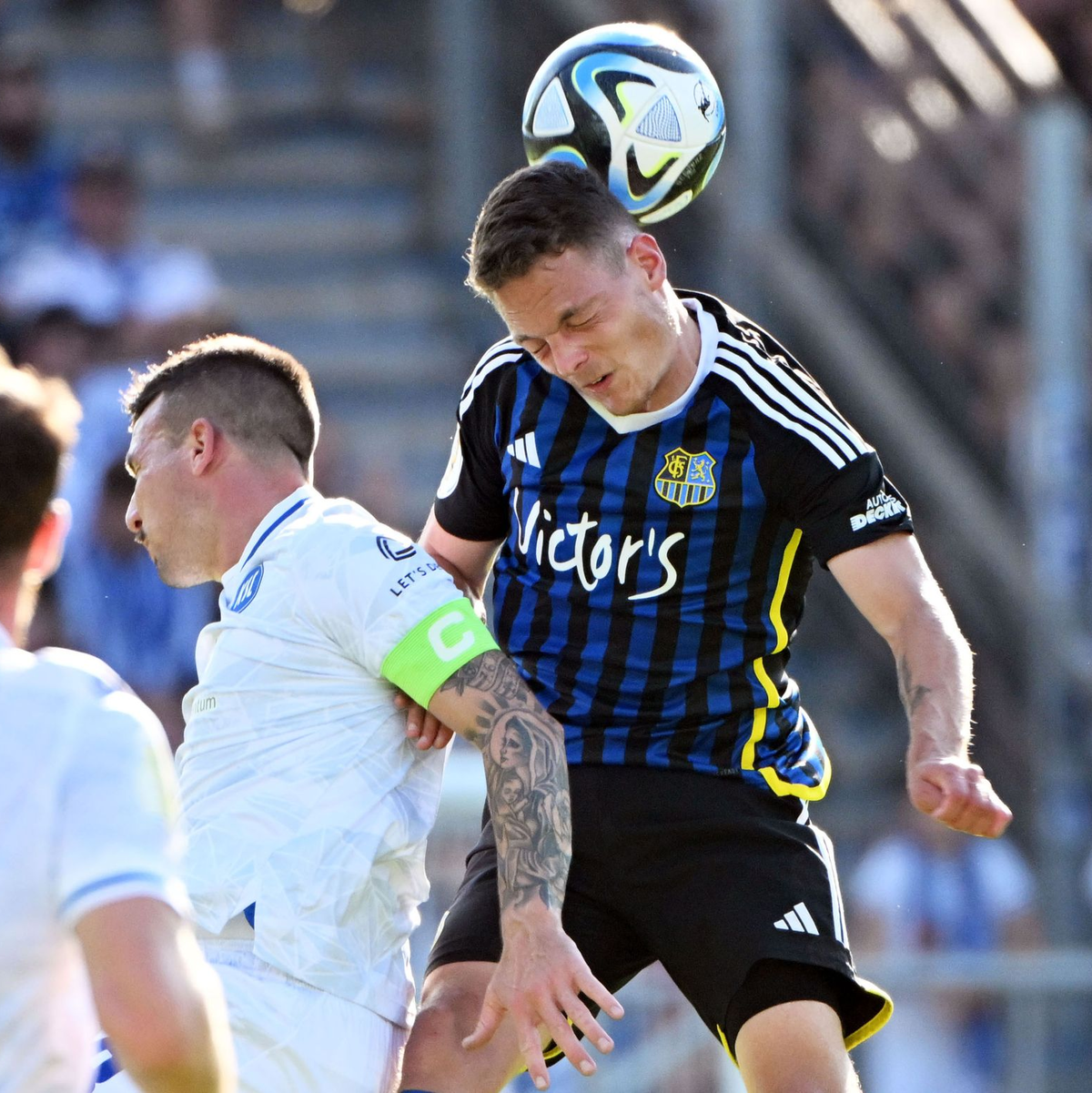 Nach einem Sieg gegen den KSC stehen die Saarbrücker um Patrick Sontheimer (r) in der zweiten Pokalrunde. - Foto: Uli Deck/dpa