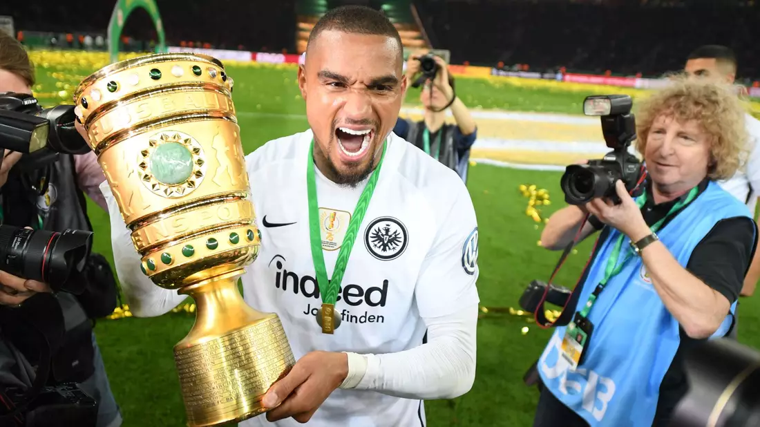 Kevin-Prince Boateng nach dem DFB-Pokalsieg 2018 im Trikot von Eintracht Frankfurt. Nach 18 Jahren beendet Boateng seine Karriere. - Bild: Arne Dedert/dpa