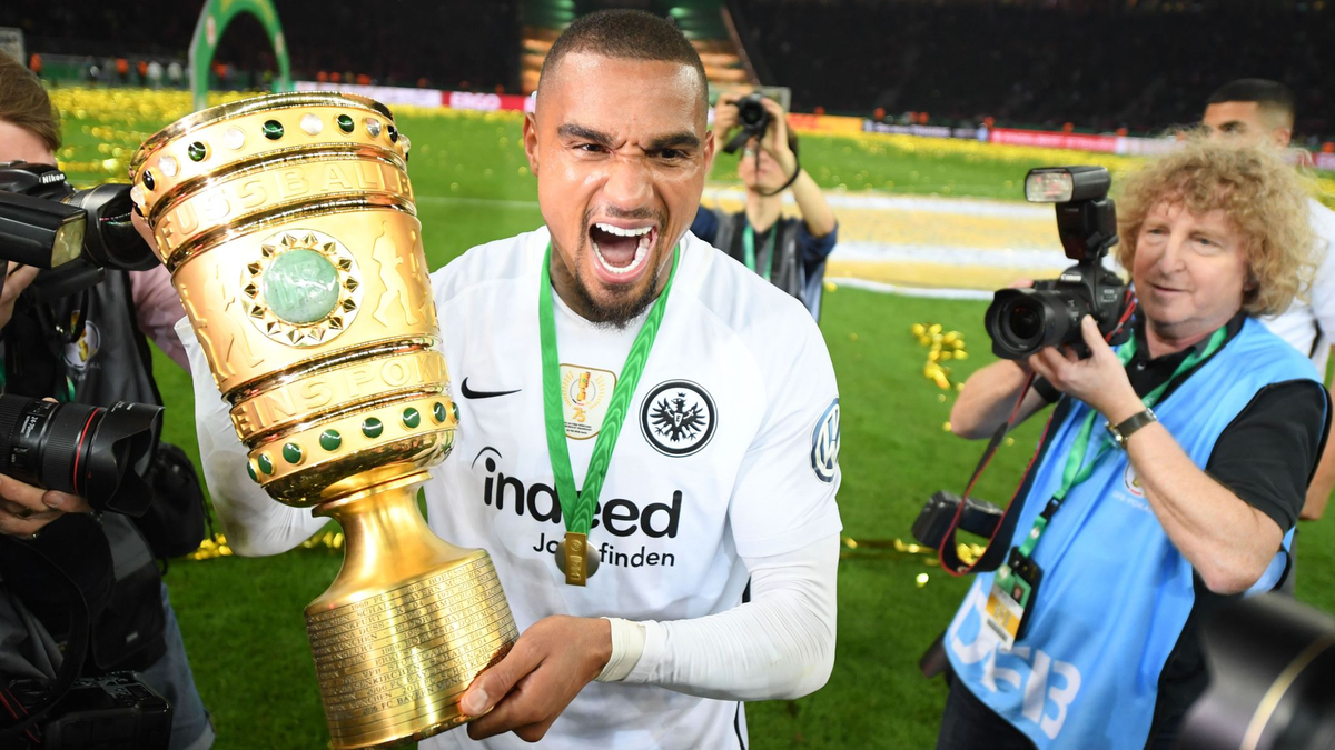 Kevin-Prince Boateng nach dem DFB-Pokalsieg 2018 im Trikot von Eintracht Frankfurt. Nach 18 Jahren beendet Boateng seine Karriere. - Foto: Arne Dedert/dpa