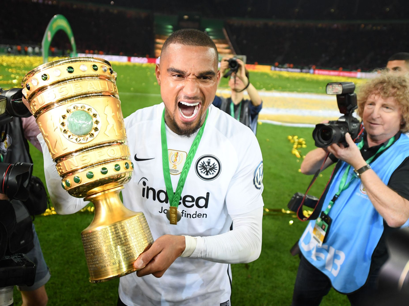 Kevin-Prince Boateng nach dem DFB-Pokalsieg 2018 im Trikot von Eintracht Frankfurt. Nach 18 Jahren beendet Boateng seine Karriere. - Foto: Arne Dedert/dpa