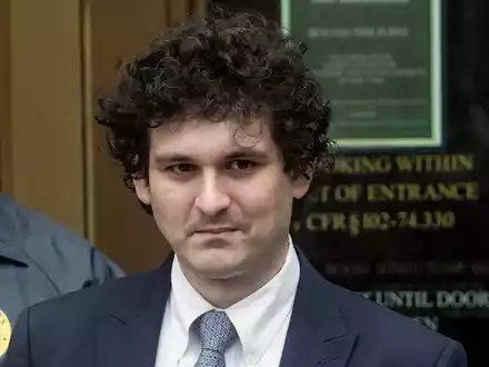 Sam Bankman-Fried ist der Gründer der Kryptowährungs-Börse FTX. Hier im vergangenen Sommer beim Verlassen des Bundesgerichts in Manhattan. - Foto: Bebeto Matthews/AP/dpa