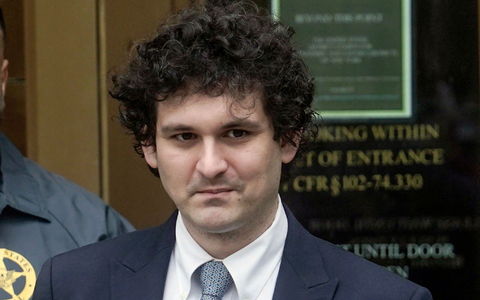 FTX-Gründer Sam Bankman-Fried verlässt ein Bundesgericht in Manhattan, New York. - Foto: Bebeto Matthews/AP/dpa