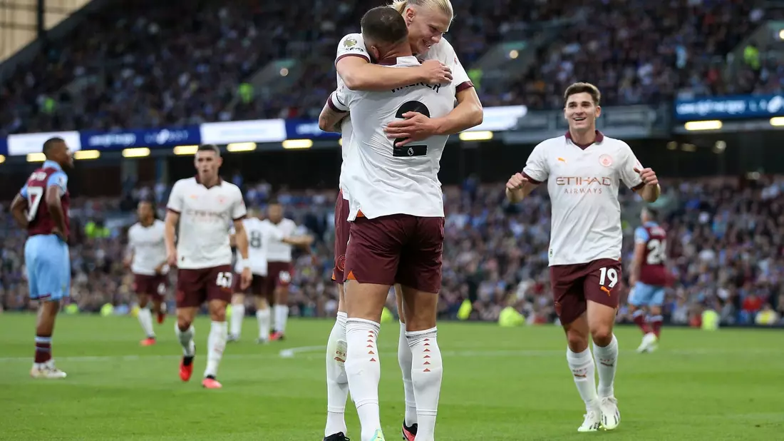 Erling Haaland von Manchester City jubelt mit seinem Teamkollegen Kyle Walker (vorne) über sein Tor. - Bild: Nigel French/PA Wire/dpa