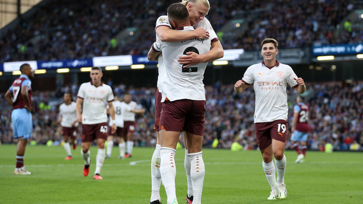 Erling Haaland von Manchester City jubelt mit seinem Teamkollegen Kyle Walker (vorne) über sein Tor. - Foto: Nigel French/PA Wire/dpa