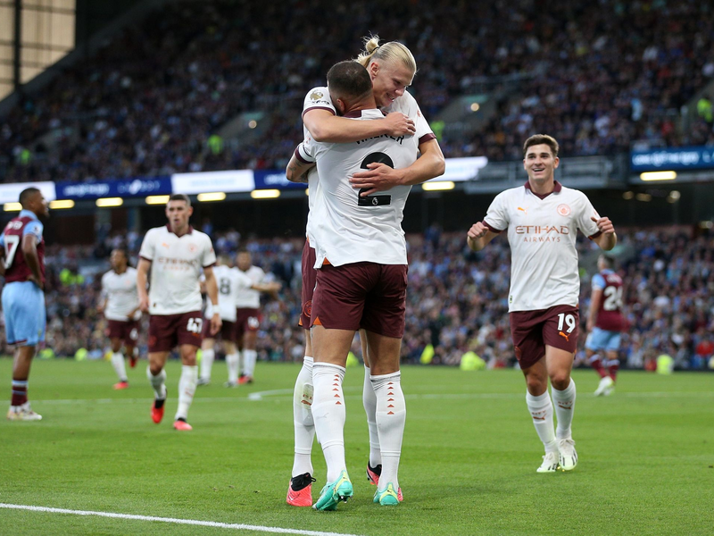 Erling Haaland von Manchester City jubelt mit seinem Teamkollegen Kyle Walker (vorne) über sein Tor. - Foto: Nigel French/PA Wire/dpa