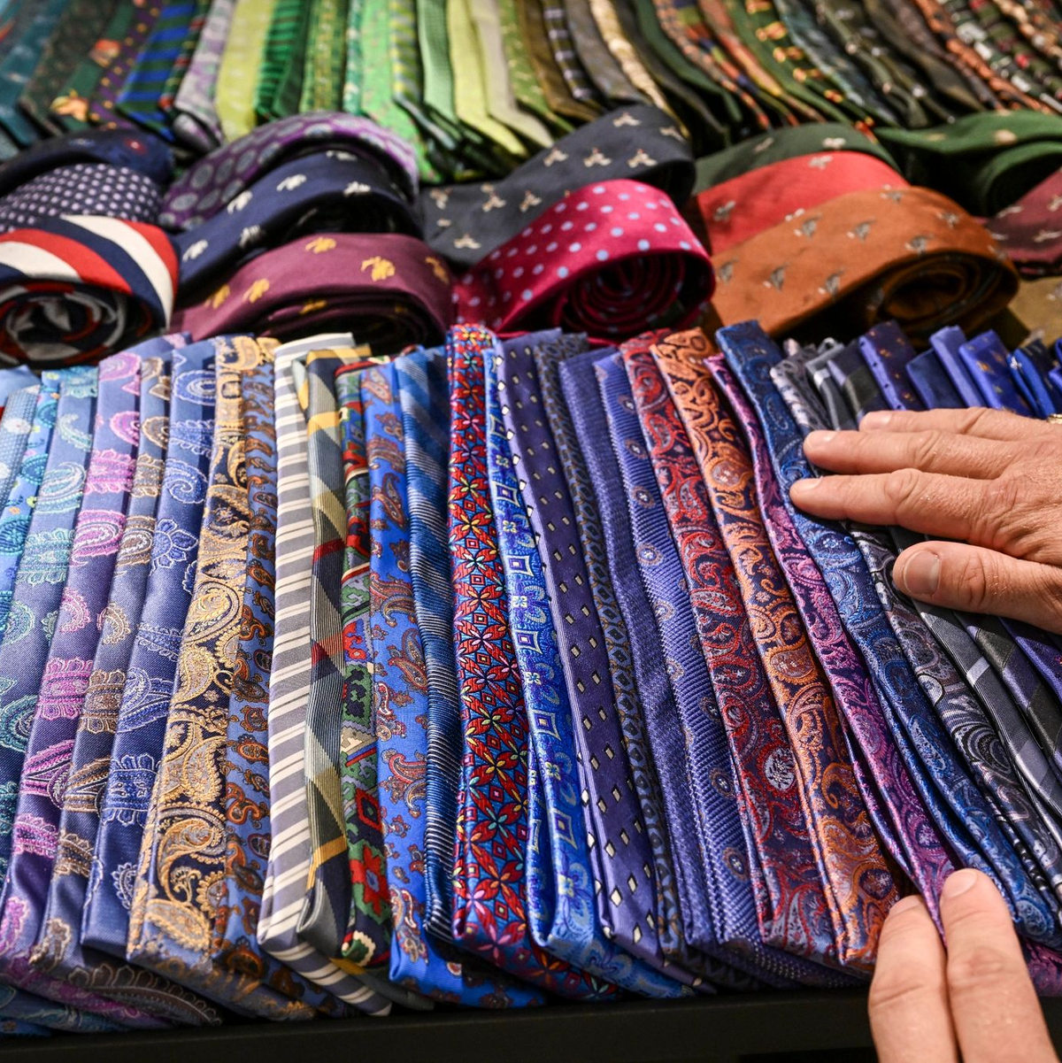 Die hohe Kunst des Krawattenbindens. - Foto: Jens Kalaene/dpa