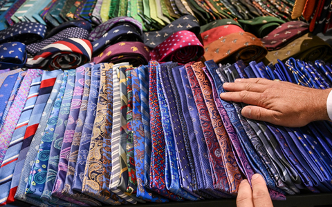 Die hohe Kunst des Krawattenbindens. - Foto: Jens Kalaene/dpa