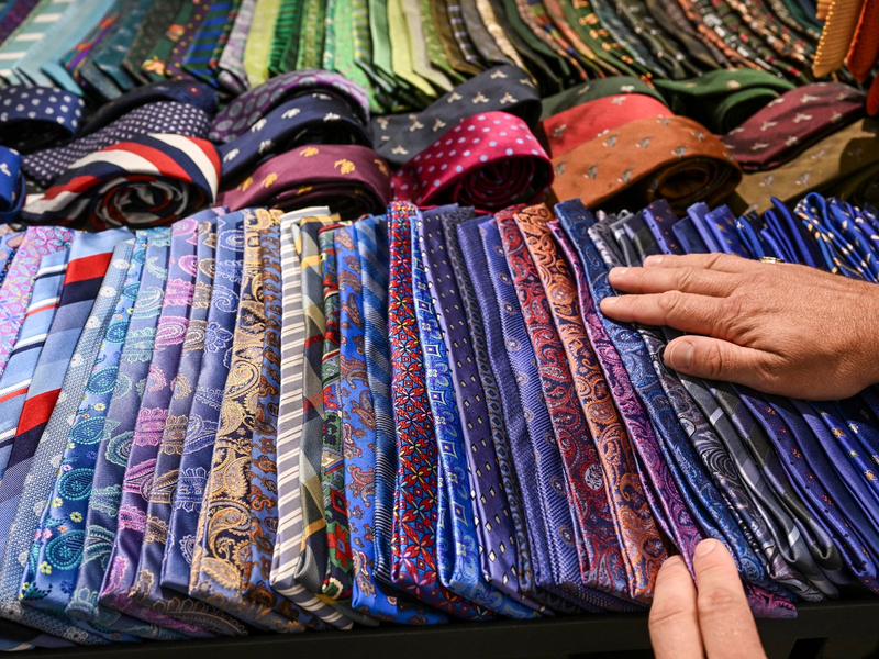 Die hohe Kunst des Krawattenbindens. - Foto: Jens Kalaene/dpa