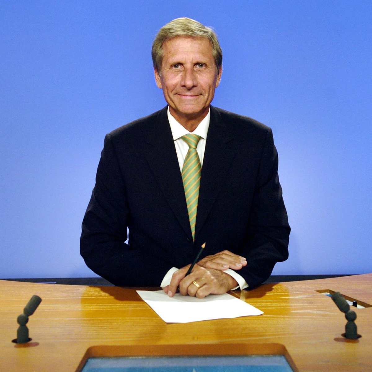 Der damalige Moderator Ulrich Wickert 2004 in Hamburg im «Tagesthemen»-Studio. - Foto: picture alliance / M Gambarini/dpa