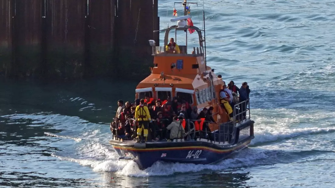 Im Ärmelkanal haben britische Seenotretter am vergangenen Donnerstag mehrere Menschen aus dem Wassser gerettet, bei denen es sich vermutlich um Migranten handelt. - Bild: Gareth Fuller/PA Wire/dpa