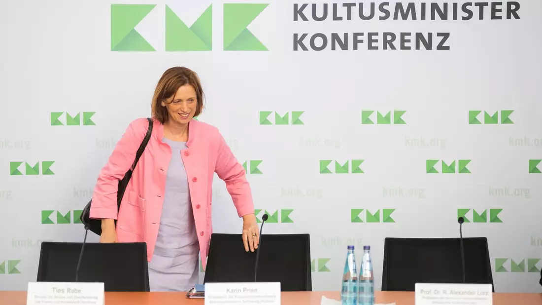 Karin Prien (CDU), Bildungsministerin von Schleswig-Holstein, spricht sich für ein generelles Handynutzungsverbot für Kinder in Kitas und Grundschulen aus. - Bild: Christoph Soeder/dpa