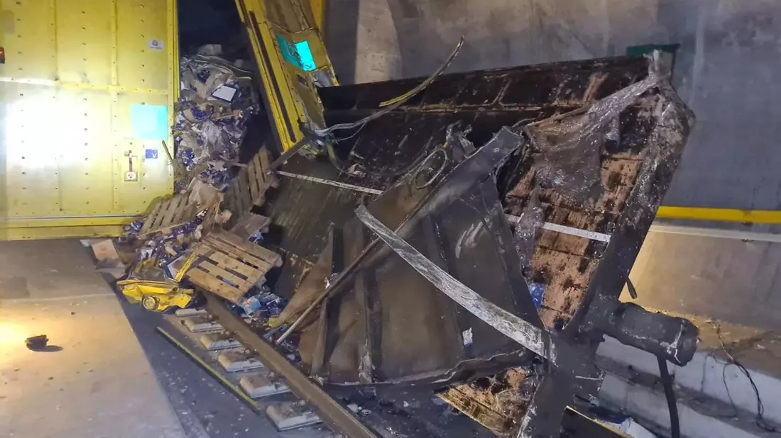 Nach der Entgleisung eines Güterzuges im Schweizer Gotthard-Basistunnel bleibt die Strecke für den Personenverkehr bis mindestens kommenden Mittwoch gesperrt. - Bild: -/SBB/KEYSTONE/dpa