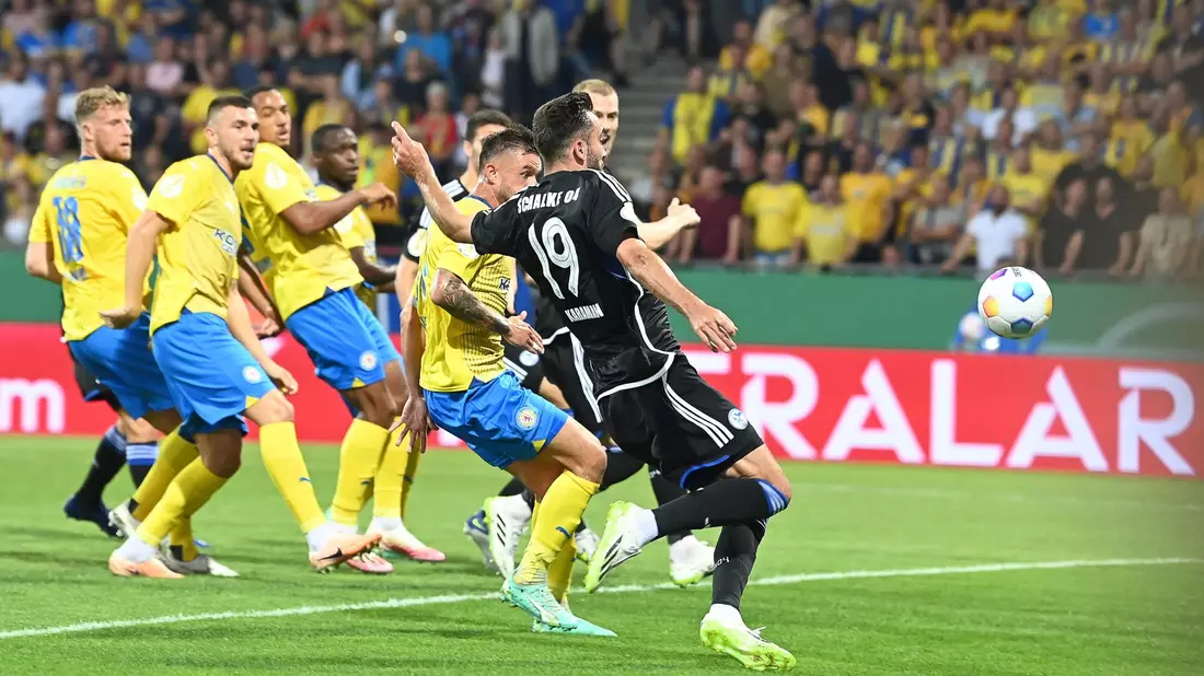 Schalkes Kenan Karaman erzielt das Tor zum 1:1. Nach 90 Minuten stand es 3:1 für die Knappen. - Bild: Swen Pförtner/dpa