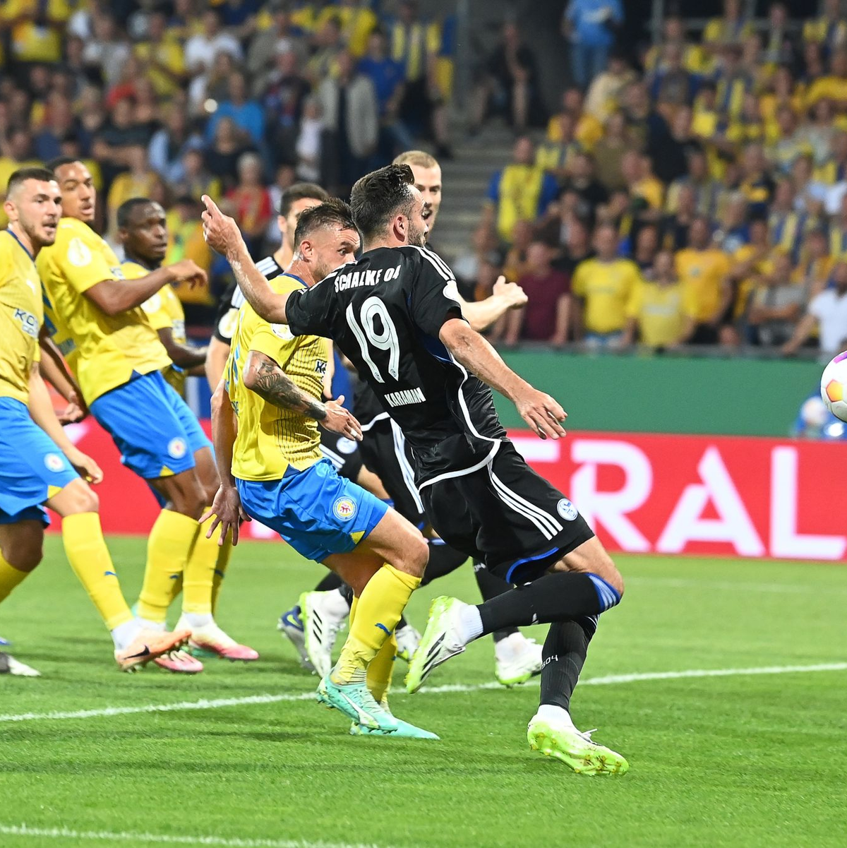 Schalkes Kenan Karaman erzielt das Tor zum 1:1. Nach 90 Minuten stand es 3:1 für die Knappen. - Foto: Swen Pförtner/dpa