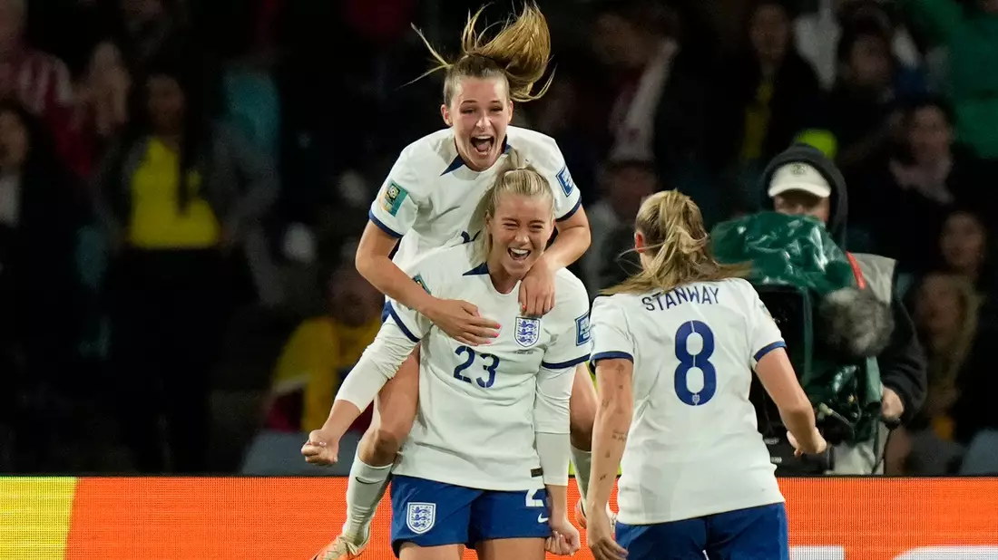 Englands Fußballerinnen feiern den Sieg gegen Turnier-Schreck Kolumbien. - Bild: Rick Rycroft/AP/dpa