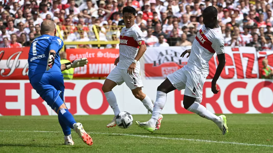 Serhou Guirassy (r) erzielte das dritte VfB-Tor gegen Balingen. - Bild: Marijan Murat/dpa